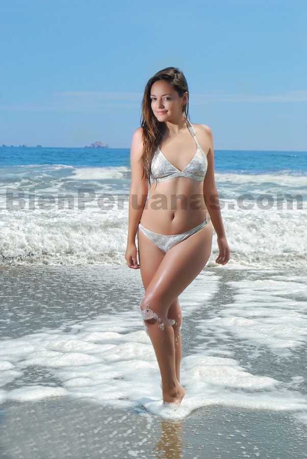 Gisella Nagaro – Bikini blanco en la playa