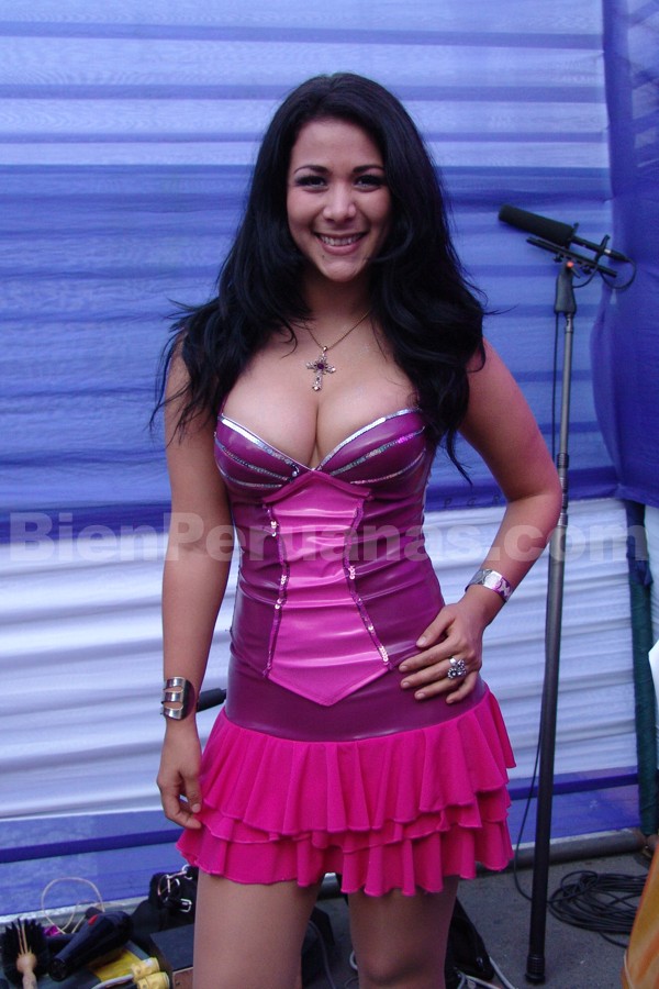 Magdyel Ugaz – Con ropa de bailarina de cumbia